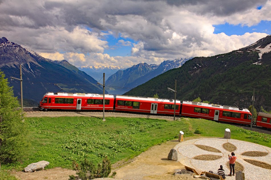 AlpGrüm mit Berninazug nach St. Moritz