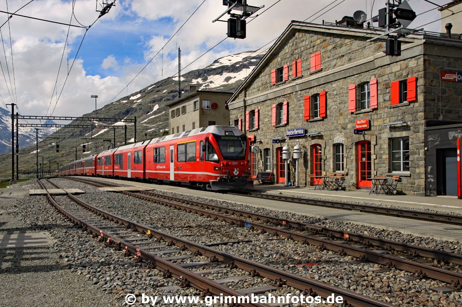 Bahnhof Ospizio Bernina mit Allegra Zug