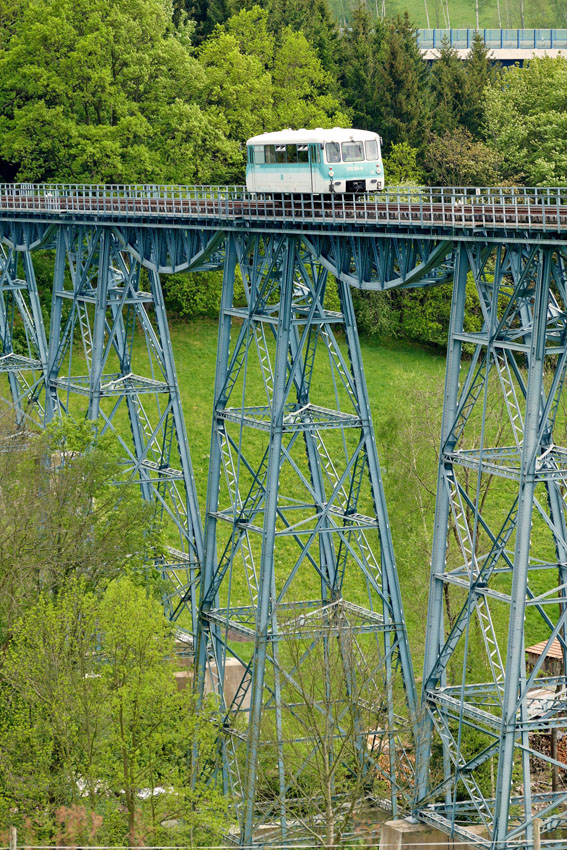 Kleiner Zug auf großer Brücke