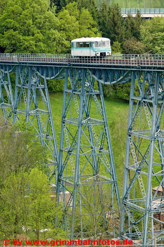 Kleiner Zug auf großer Brücke